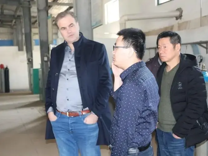 Ruiqi team with international customer group photo